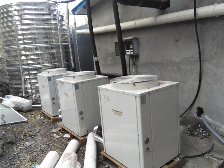空氣能熱水器工程為什么要設置定溫度補水？